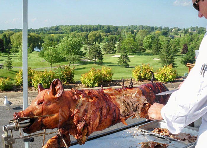 Baviator méchoui traiteur catering outdoors pig on roaster